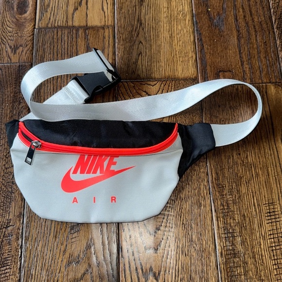 NIKE AIR HERITAGE ZIP HIP PACK WAIST BAG - Picture 1 of 3